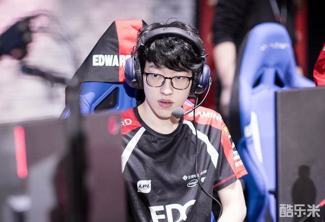 直接将球送 直接将球送